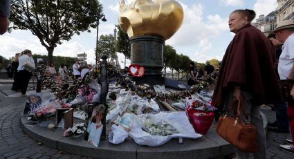 Recuerdan a Lady Di con memorial en el Puente del Alma de París 