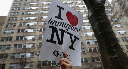 Nueva York prohíbe a agencias revelar estatus de migrantes
