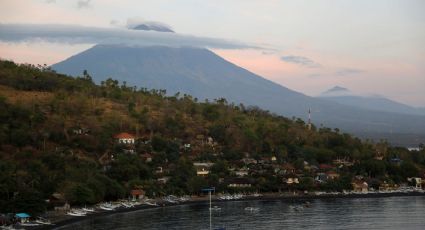 Al menos 100 mil desplazados por alerta de erupción de volcán en Bali