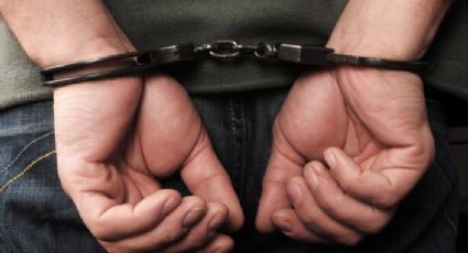 Arrestan a adolescentes por asalto a transeúnte con arma de fuego