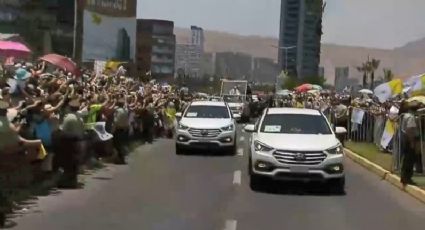 Francisco se baja del papamóvil para ayudar a policía (VIDEO) 