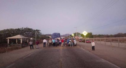 Con bloqueo exigen reforzar búsqueda de pescadores perdidos en Oaxaca