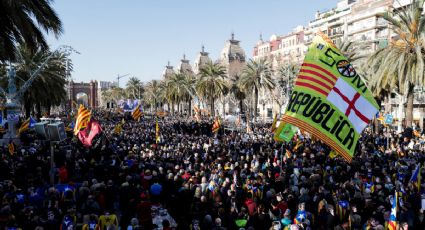Independentistas protestan frente a Parlamento catalán (FOTOS)