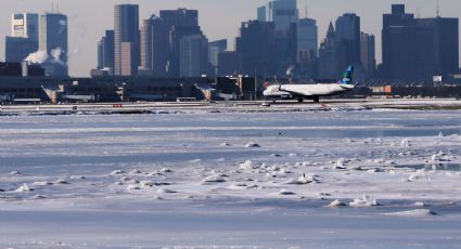 Aeropuertos en Nueva York cierran por tormenta de nieve (VIDEO)