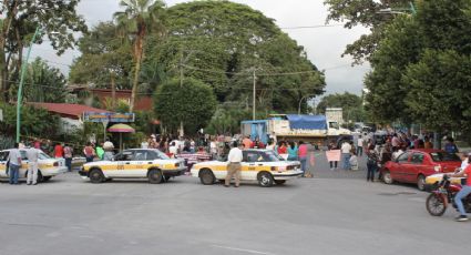 Realizan bloqueos carreteros burocratas de Chiapas a una semana de paro laboral 