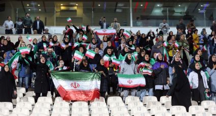 Mujeres asisten por primera vez a un partido de futbol desde 1979 en Irán (VIDEO)