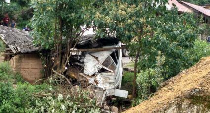 Suman 10 muertos por accidente de autobús que cayó a barranco en Michoacán