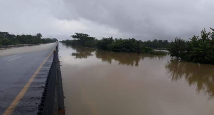 Lluvia provoca desborde del río Tesechoacán, Veracruz; cierran autopista