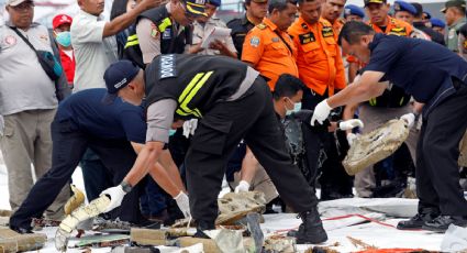 Indonesia inicia identificación de restos humanos tras accidente aéreo (VIDEO)