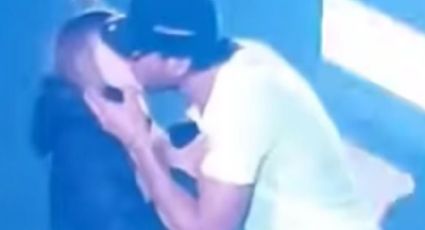 Critican a Enrique Iglesias por besar apasionadamente a una fan (VIDEO)