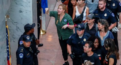 Emily Ratajkowski y Amy Schumer, detenidas en protesta contra Kavanaugh (FOTOS) 