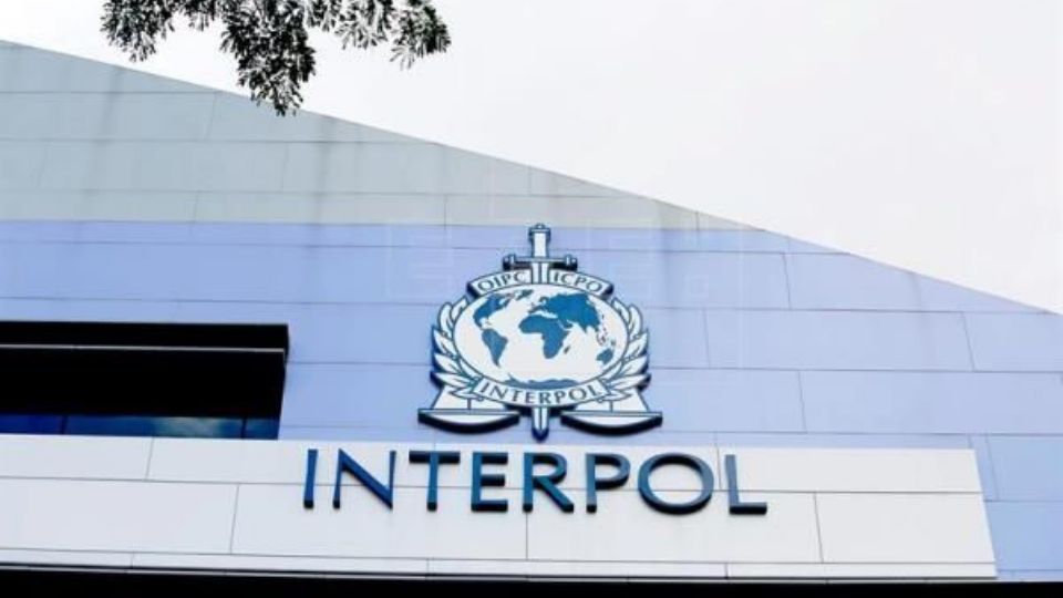 Interpol emite ficha roja contra exdirectivos de Advent International.