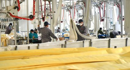 Suben horas de trabajo, bajan sueldos en sector manufacturero: INEGI