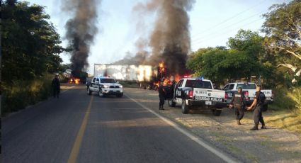 Enfrentamiento deja varios vehículos incendiados en Tomatlán, Jalisco (VIDEO)