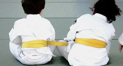 Niño comete error en entrenamiento de kudo y su entrenador lo patea (VIDEO)