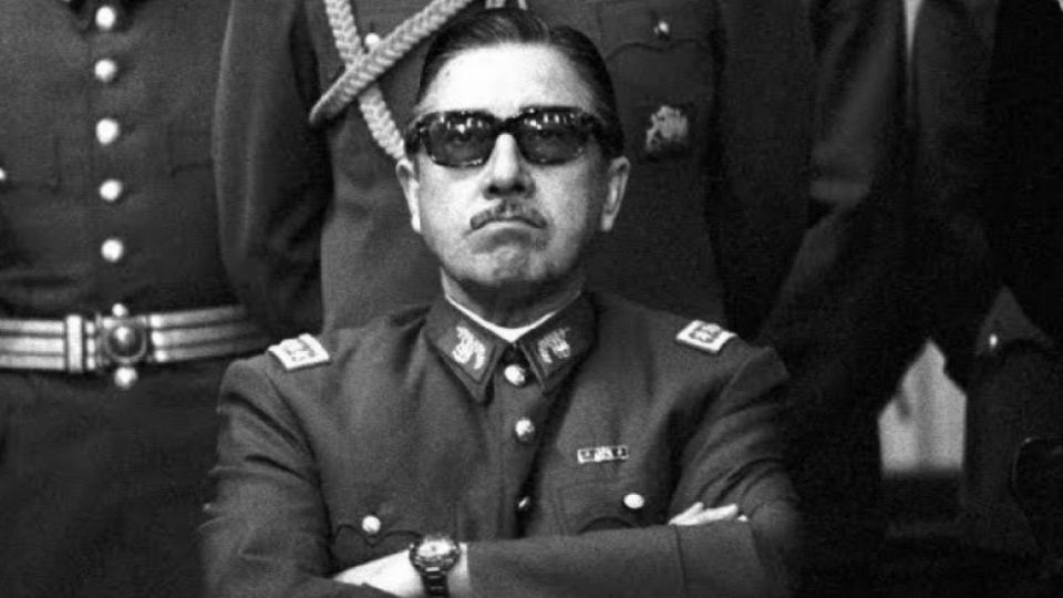 La película chilena El conde es una sátira sobre el dictador Augusto Pinochet.