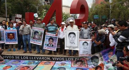 Expide AMLO decreto para víctimas del caso Ayotzinapa ( VIDEO)