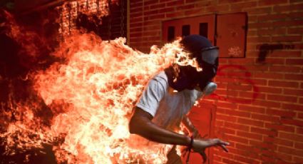 Foto de manifestante envuelto en llamas nominada a la mejor del año