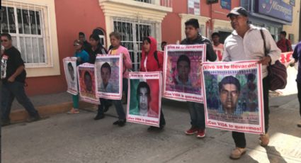 Padres de los 43 normalistas desaparecidos visitan Nochixtlán