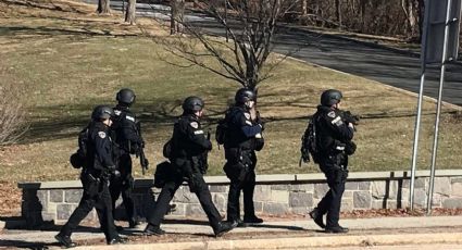 Cierran dos escuelas en NY, policías buscan a hombre armado