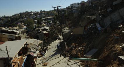 Al menos 70 viviendas colapsan por desplazamiento de cerro en Tijuana (VIDEO)