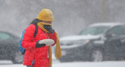 Tormenta invernal cancela vuelos y colapsa carreteras en EEUU