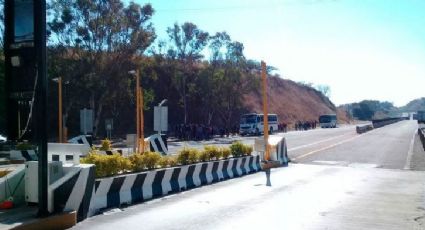 Normalistas secuestran autobuses y toman caseta de peaje en Oaxaca 