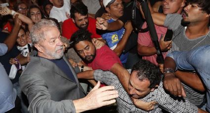 Lula da Silva se entrega a Policía Federal para cumplir condena de 12 años