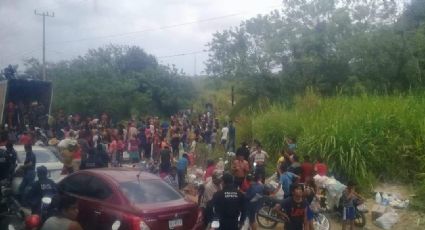 Vuelca tráiler con despensas y pobladores lo saquean en Coatzacoalcos