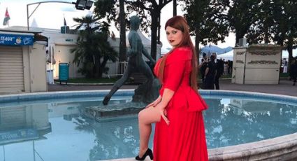 Modelo rusa pierda la falda en plena alfombra roja de Cannes (VIDEO) 