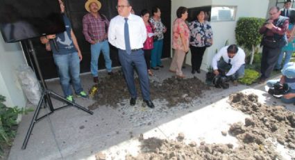 Vecinos de NAICM dejan lodo de obra presuntamente tóxico en oficinas de SCT
