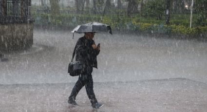 Encharcamientos en vialidades de Iztapalapa tras fuerte lluvia