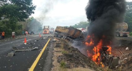 Accidente carretero provoca incendio de tráiler en Veracruz