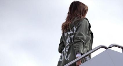 El misterioso mensaje de la gabardina de Melania Trump en su viaje a Texas (FOTOS)