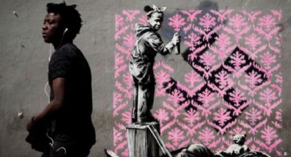 Banksy regresa a París con grafitis sobre la migración (VIDEO)