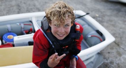 Niño de 12 años rompe récord en cruzar Canal de la Mancha (VIDEO)