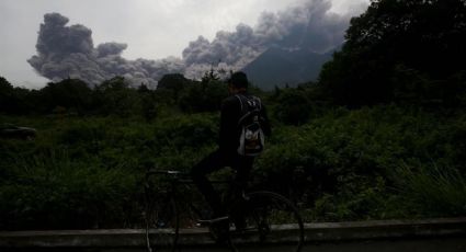 Volcán de Fuego de Guatemala lanza gases y rocas tras erupción (VIDEO)