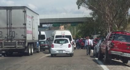 CNTE retiene autos de empresas y mantiene bloqueos en Oaxaca (VIDEO)