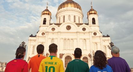 Activistas forman la bandera LGBTI en Rusia (FOTOS/VIDEO)