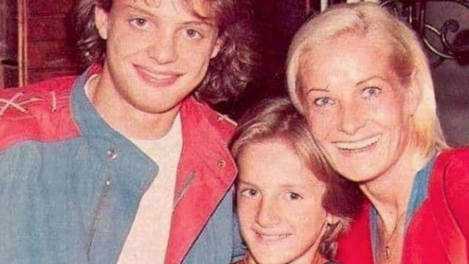 La madre del cantante desapareció cuando sus hermanos aún eran menores de edad.