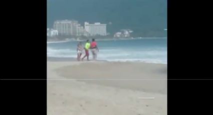 Rescatan a tres turistas uruguayos de morir ahogados en Ixtapa (VIDEO)