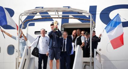 Selección francesa aterriza en París con la Copa del Mundo (VIDEO)