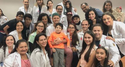 'Chicharito' visita a niños en hospital de Guadalajara