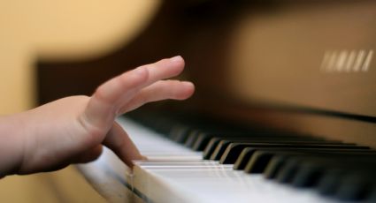 Lecciones de piano mejoran habilidades lingüísticas, revelan expertos