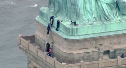 Manifestante anti-Trump protesta sobre la Estatua de la Libertad (VIDEO)