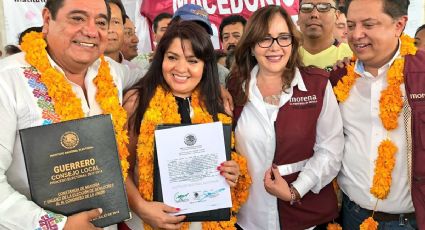 Nestora Salgado recibe constancia como senadora electa