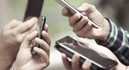 Padres se quejan de que sus hijos son adictos al celular, pero ellos son iguales; estudio 