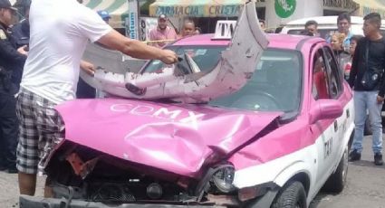 Taxista se impacta contra tianguis en la GAM; hay 2 lesionados