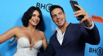 Escote de Aislinn Derbez llama la atención durante alfombra roja (VIDEO) 