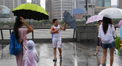 China evacúa a más de 88 mil personas por tifón Jongdari (VIDEO)